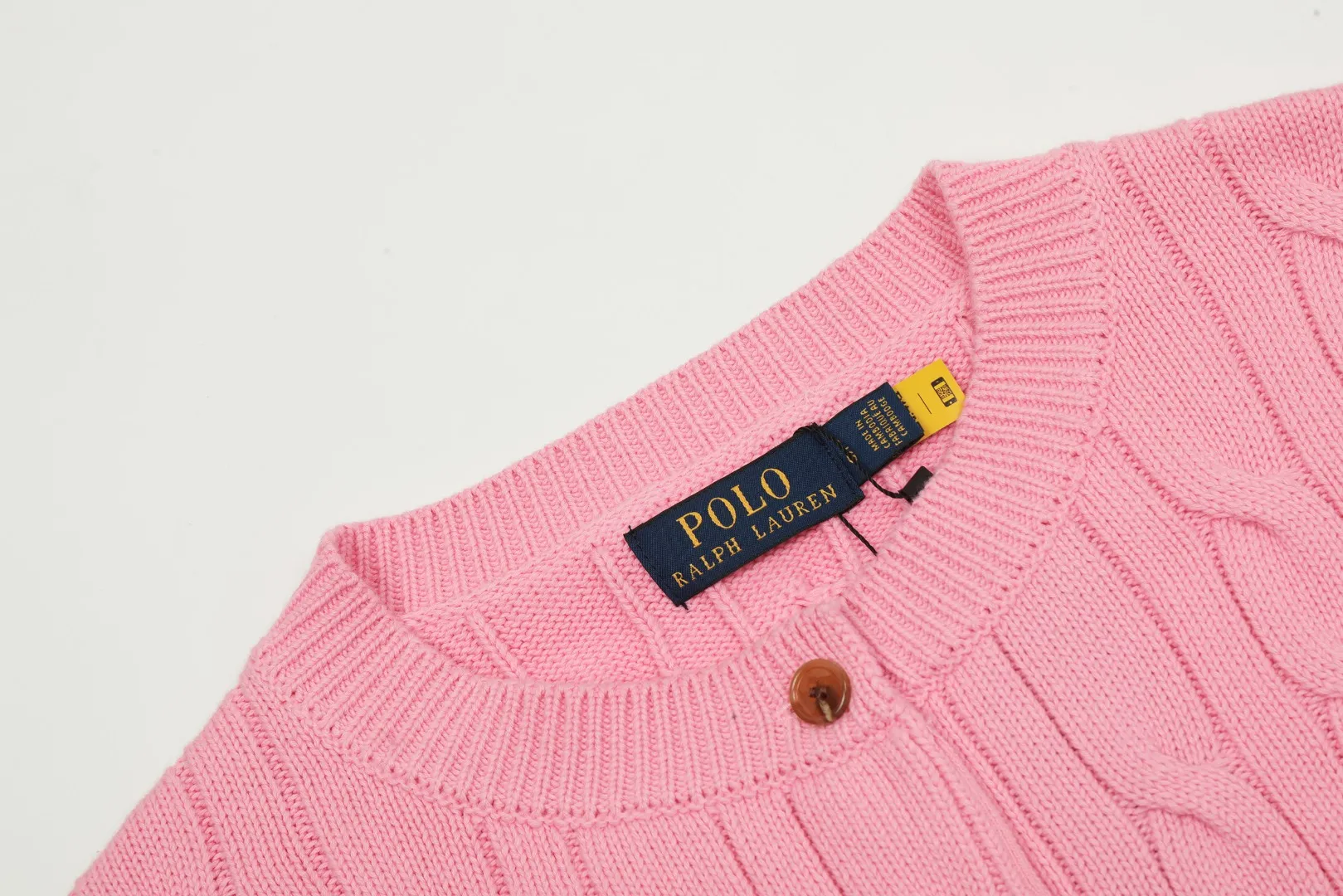 P230 Top quality" Style number: DS006# (not off the shelves all year round) [Ralph Lauren round neck solid color pony embroidery logo twist knitted cardigan] ✅Ralph Lauren Ralph Lauren classic basic versatile knitted cardigan jacket for all seasons ✅Main supplier platform live broadcast Wholesale entity Replacement if out of stock Not off the shelf ✅ZP quality 1:1 version Scan the code to enter the GF website Counter quality ✅Detailed quality The only one in Guangzhou Imported quality cotton yarn Focus on high-end, cost-effective, and good quality. Needless to say, the version is restored to the original version. The maximum size can be worn up to 160 pounds. Loose, comfortable and stress-free. ✅The upper body is simple and easy to match. A must-have for goddess ootd. Good-looking clothes are never picky. Must-have items in goddess wardrobe. Size: S- Navy blue white label Navy blue red label